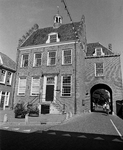 858288 Gezicht op het Stadhuis (Hoogstraat 36) te Montfoort, met rechts de IJsselpoort.